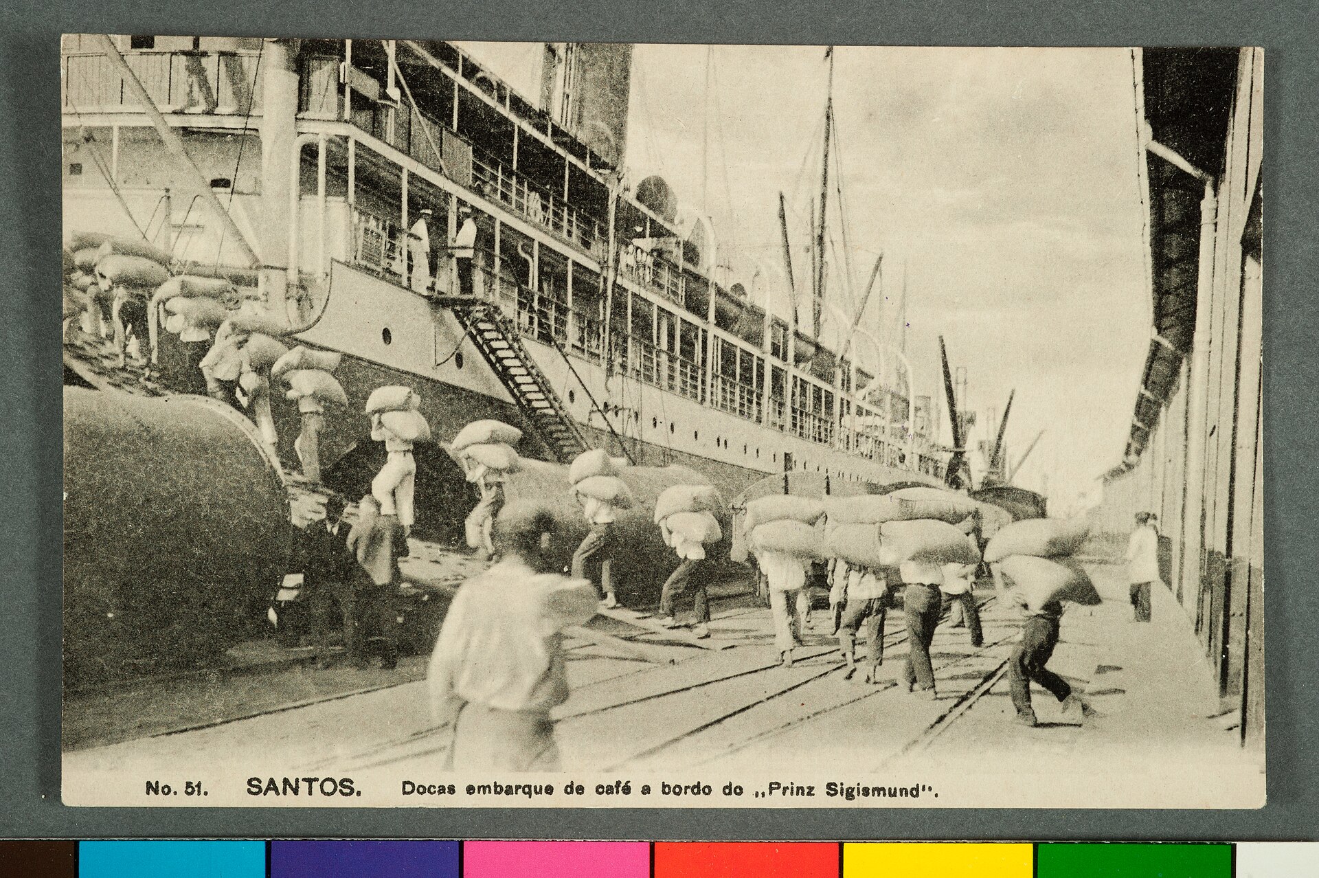 Imagem de referência de Nº 51 Santos. Docas embarque de Café a Bordo do "Prinz Sigismund", descrito nos dados abertos como item da Coleção Cartões Postais, no Museu Paulista