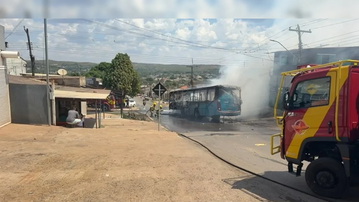 Ônibus pega fogo e chamas atingem comércio de município no Entorno do DF