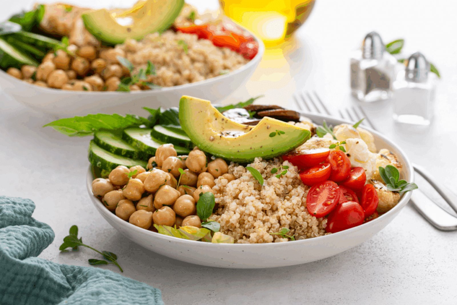 Salada proteica de quinoa com grão-de-bico e abacate Imagem: Elena Veselova | Shutterstock
