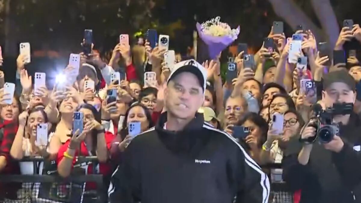 Robbie Williams diz adeus a Lima com um show improvisado após o fechamento do Arena 1