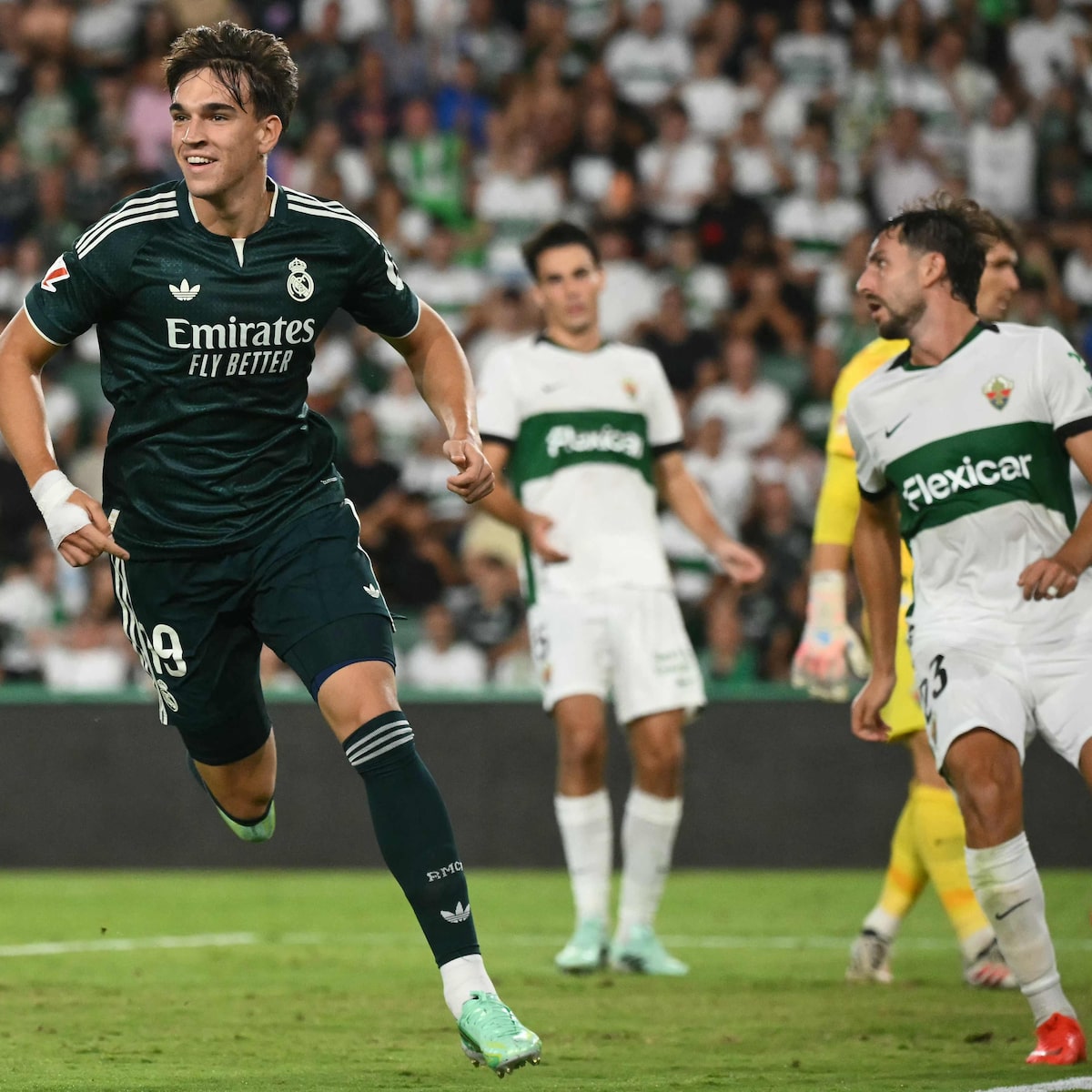 Real Madrid sofre, mas derrota o lanterna Elche com gol no fim e segue perseguição ao Barcelona