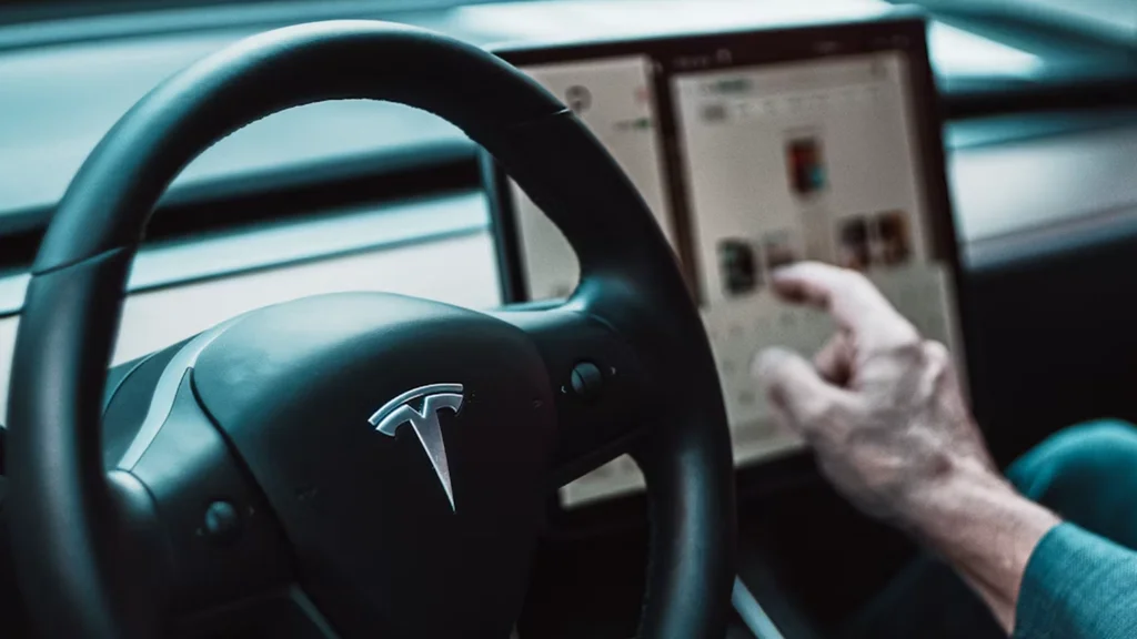 Bateria dos carros da Tesla não dura tanto quanto a dos rivais, mostra estudo