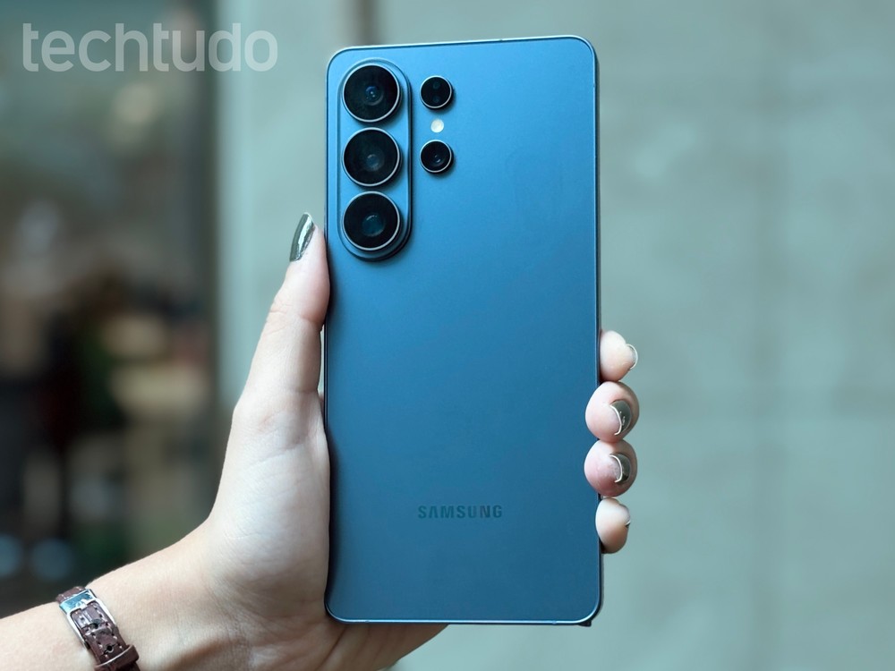 O Galaxy S26 Ultra chega com refinamentos no conjunto fotográfico e aposta em lentes com aberturas maiores para aprimorar a captura de luz — Foto: Ana Loubak/TechTudo