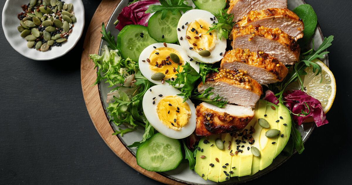 Saladas proteicas para o almoço: 5 receitas saudáveis e ricas em proteínas para aumentar a saciedade