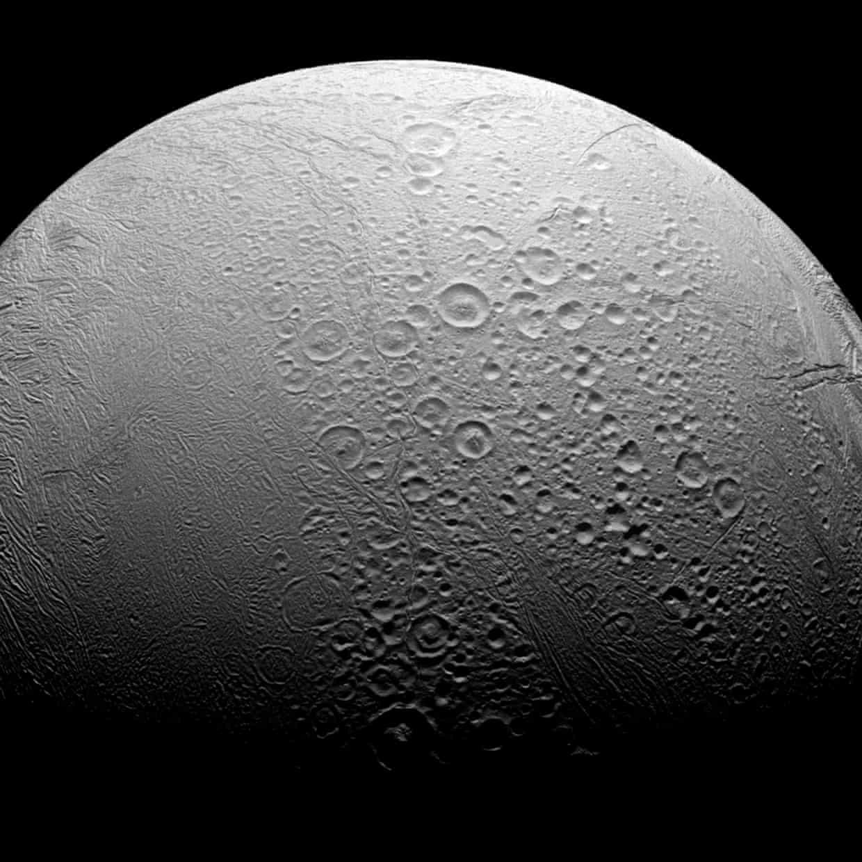 Micróbios da Terra sobrevivem em condições simuladas do oceano da lua de Saturno