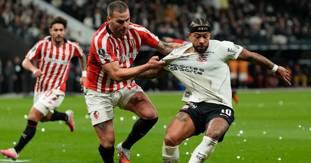 Corinthians sente peso da Libertadores e Memphis sela queda para o Estudiantes ao isolar pênalti