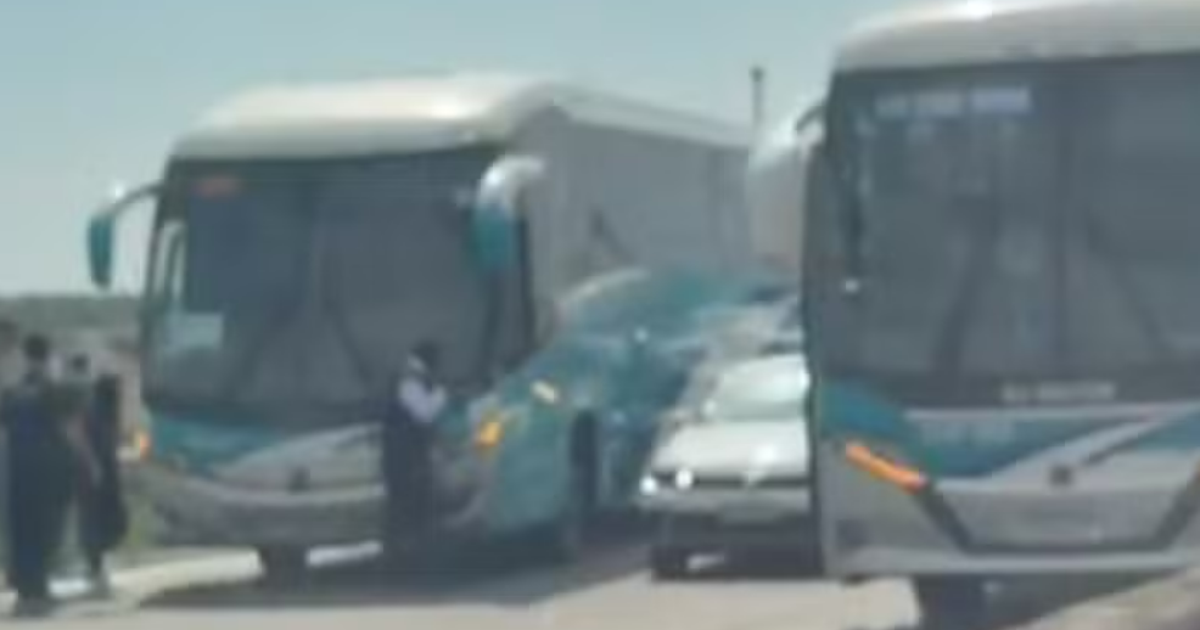 Dois ônibus de excursão escolar são abordados por bandidos e utilizados como barricadas no RJ