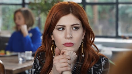 Em Iludida, Asya reencontra Volkan e fica atormentada com o passado que começa a rondá-la