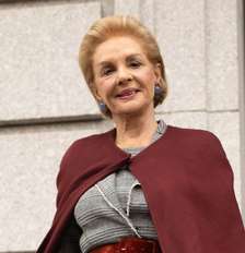Aos 87 anos, Carolina Herrera escolhe salto alto para desfile de sua marca e viraliza por mobilidade: 'Vou malhar e fazer pilates a vida toda pra ser assim'. Foto: Getty Images / Purepeople