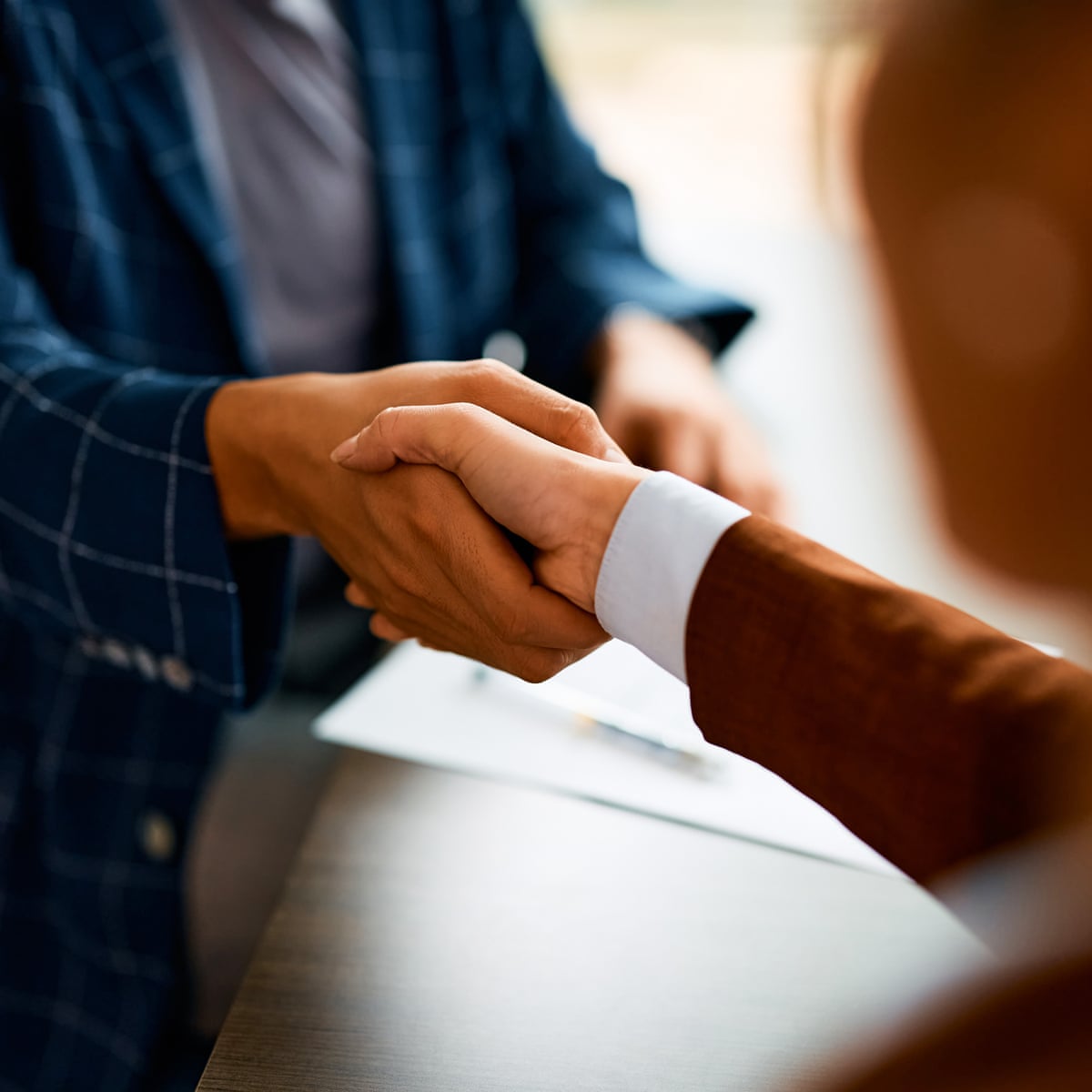 Muitos profissionais fazem educação continuada. Vamos adicionar aulas de etiqueta.