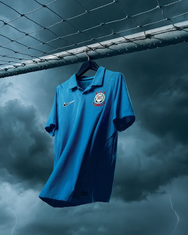 Corinthians lança terceiro uniforme azul em homenagem ao ex-goleiro Tobias e à Invasão de 1976