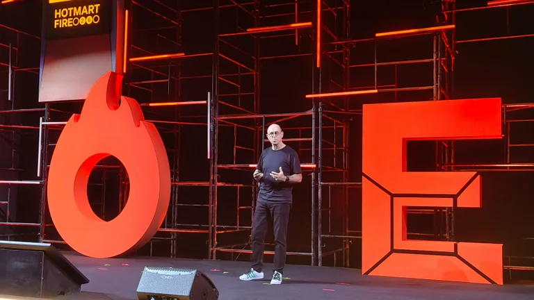 Por que os brasileiros estão trocando os aplicativos de lojas por conversas no WhatsApp?