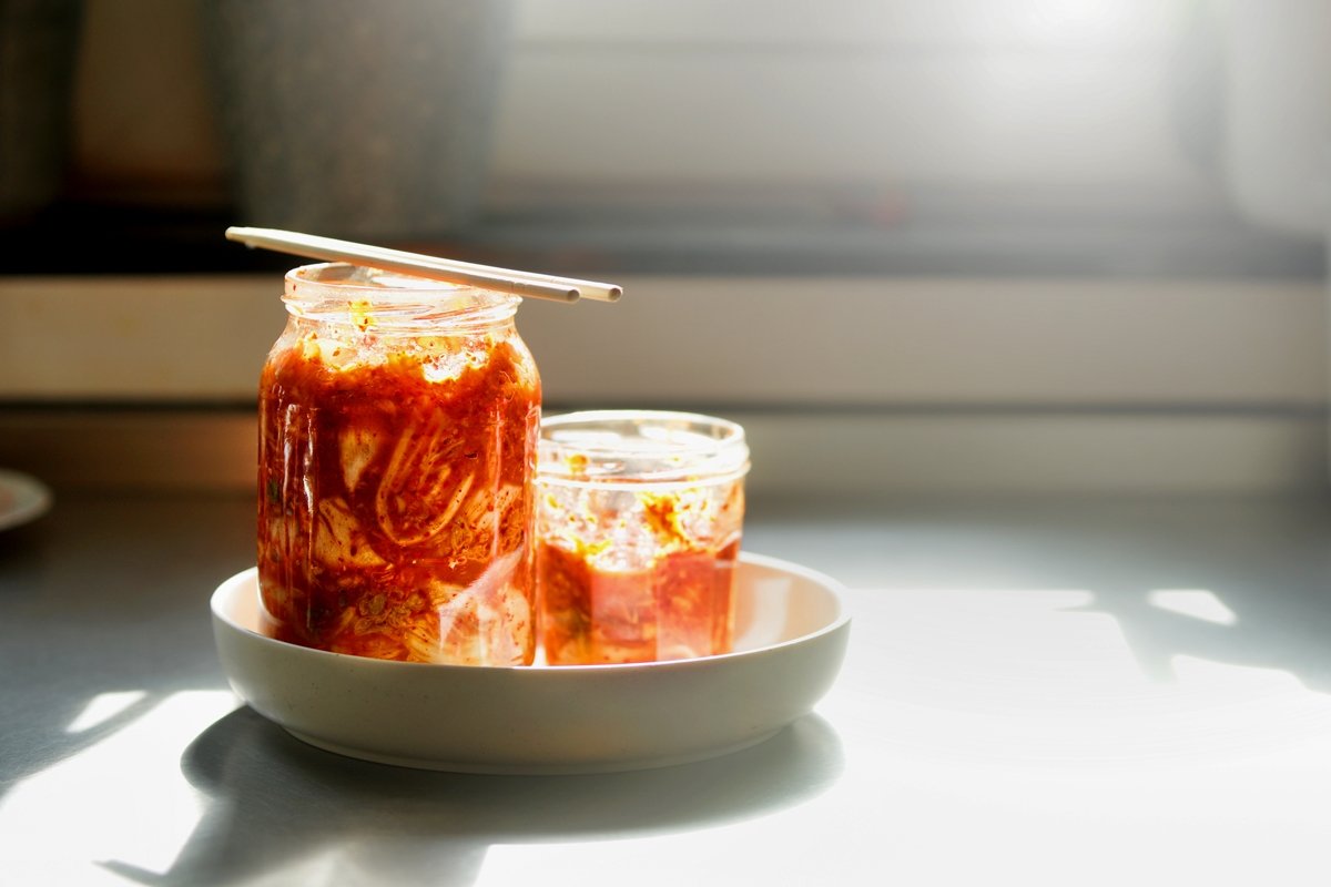 Tendência gastronômica coreana, kimchi beneficia o intestino; faça em casa