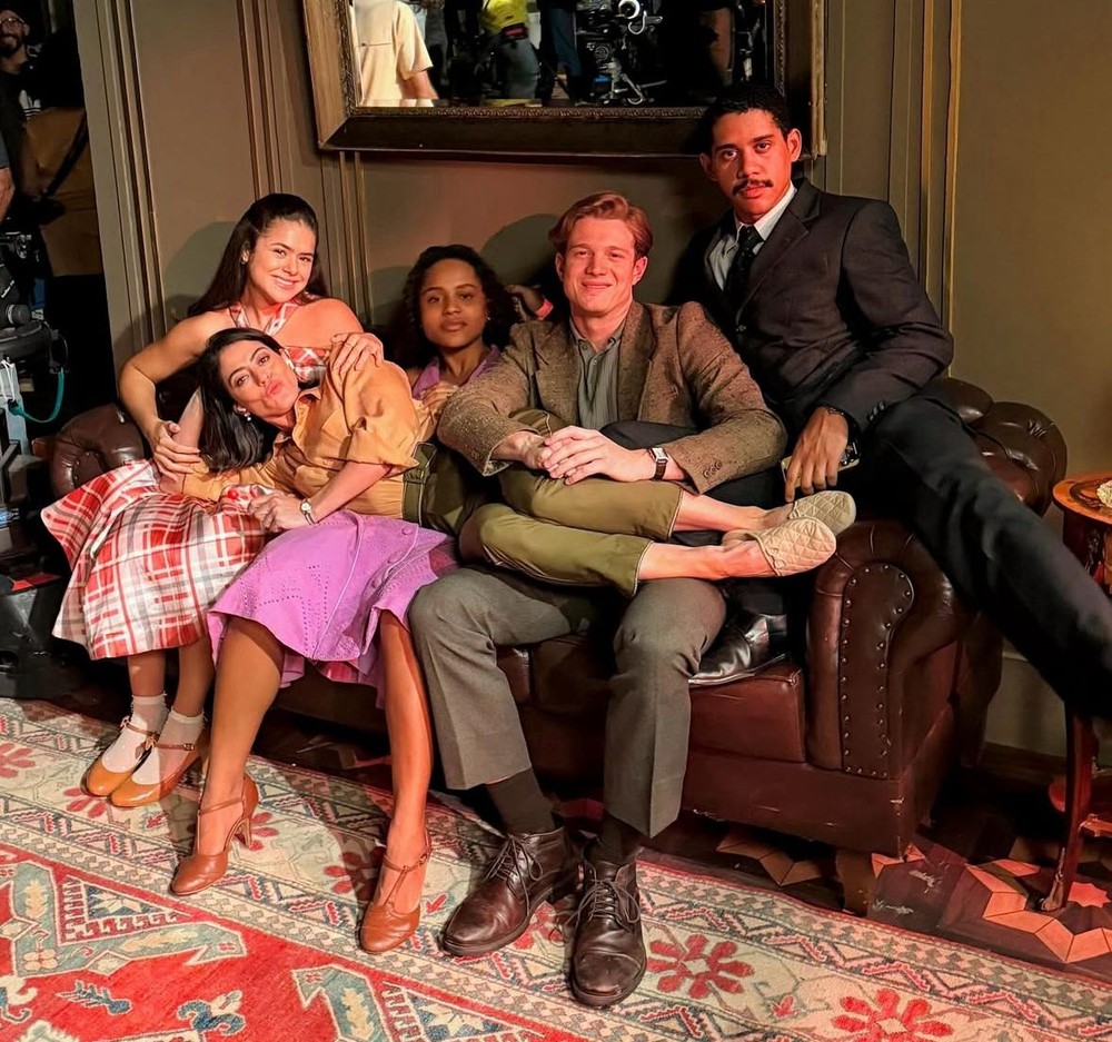 Maisa, Carol Castro, Duda Santos, Pedro Novaes e Cauê Campos posam nos bastidores da novela "Garota do momento" — Foto: Reprodução/Instagram