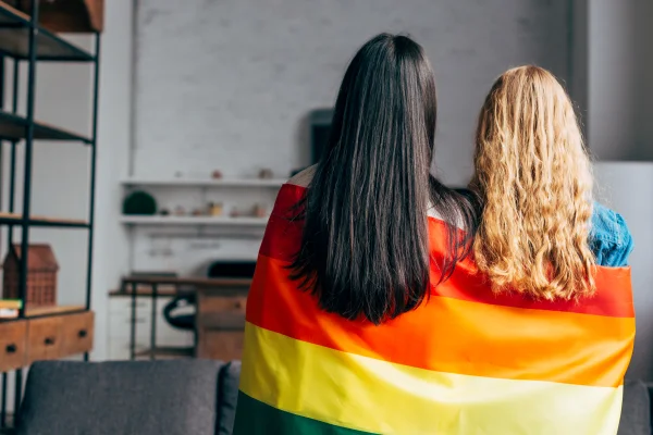 Mulheres lésbicas também podem ter ISTs e risco ainda é subestimado