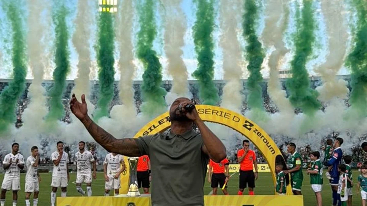 Série D ZeroUm: Alexandre Pires se emociona ao cantar hino nacional