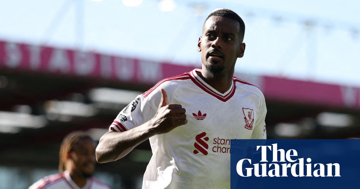 Isak avança para garantir a vitória do Liverpool no retorno de Iraola ao Bournemouth