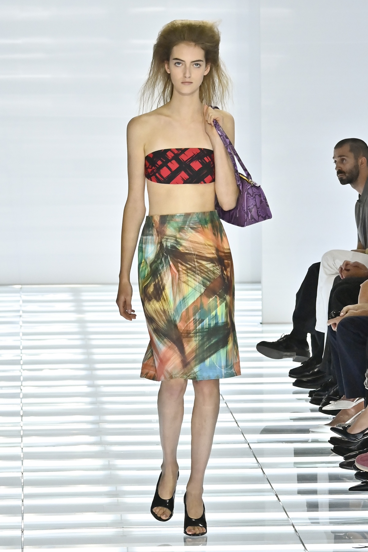 Prada faz das saias protagonistas em coleção que celebra o imperfeito