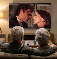 Os telespectadores 60+ garantem a relevância da televisão aberta, mas não são valorizados pelas emissoras Foto: Ilustração feita por IA