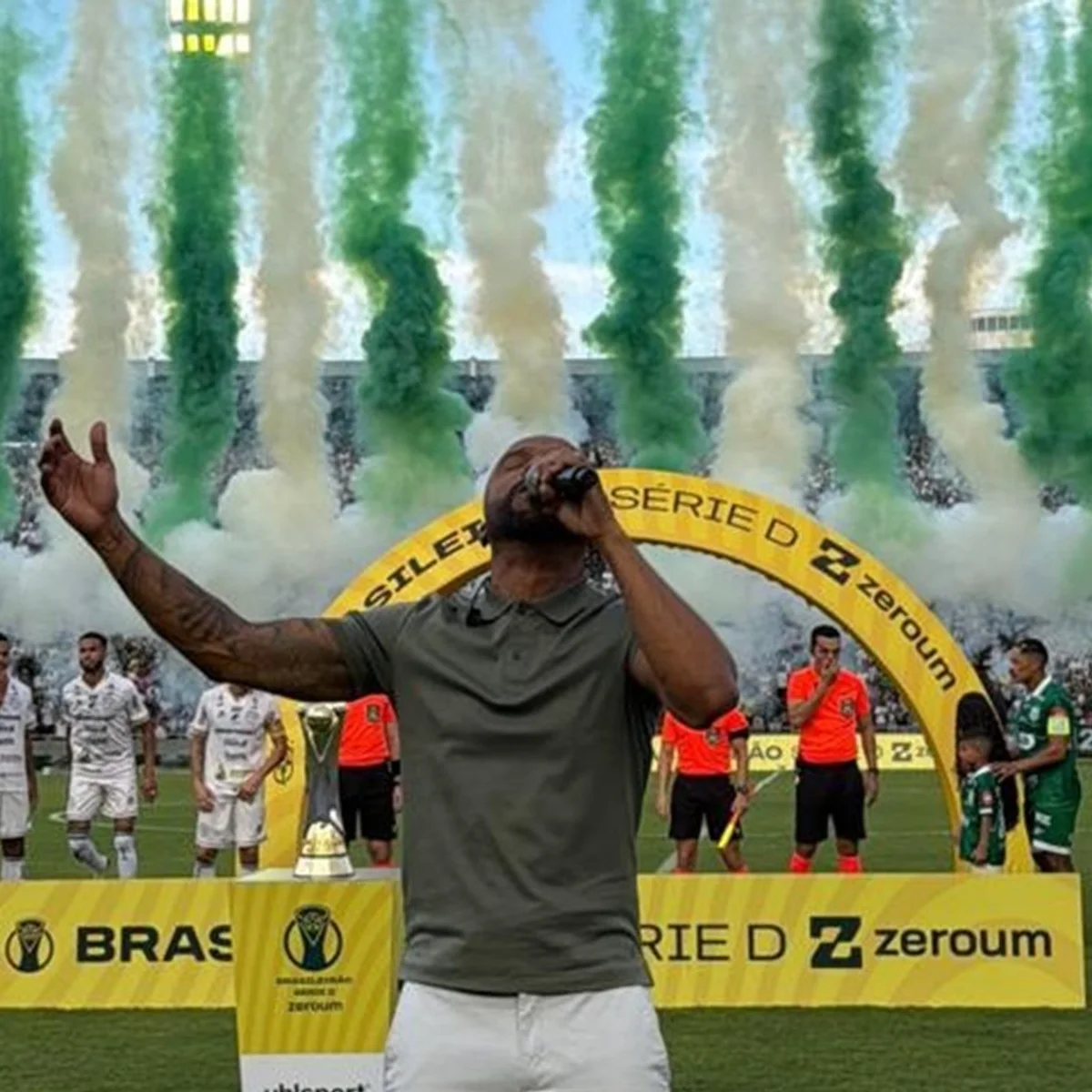 Série D ZeroUm: Alexandre Pires se emociona ao cantar hino nacional