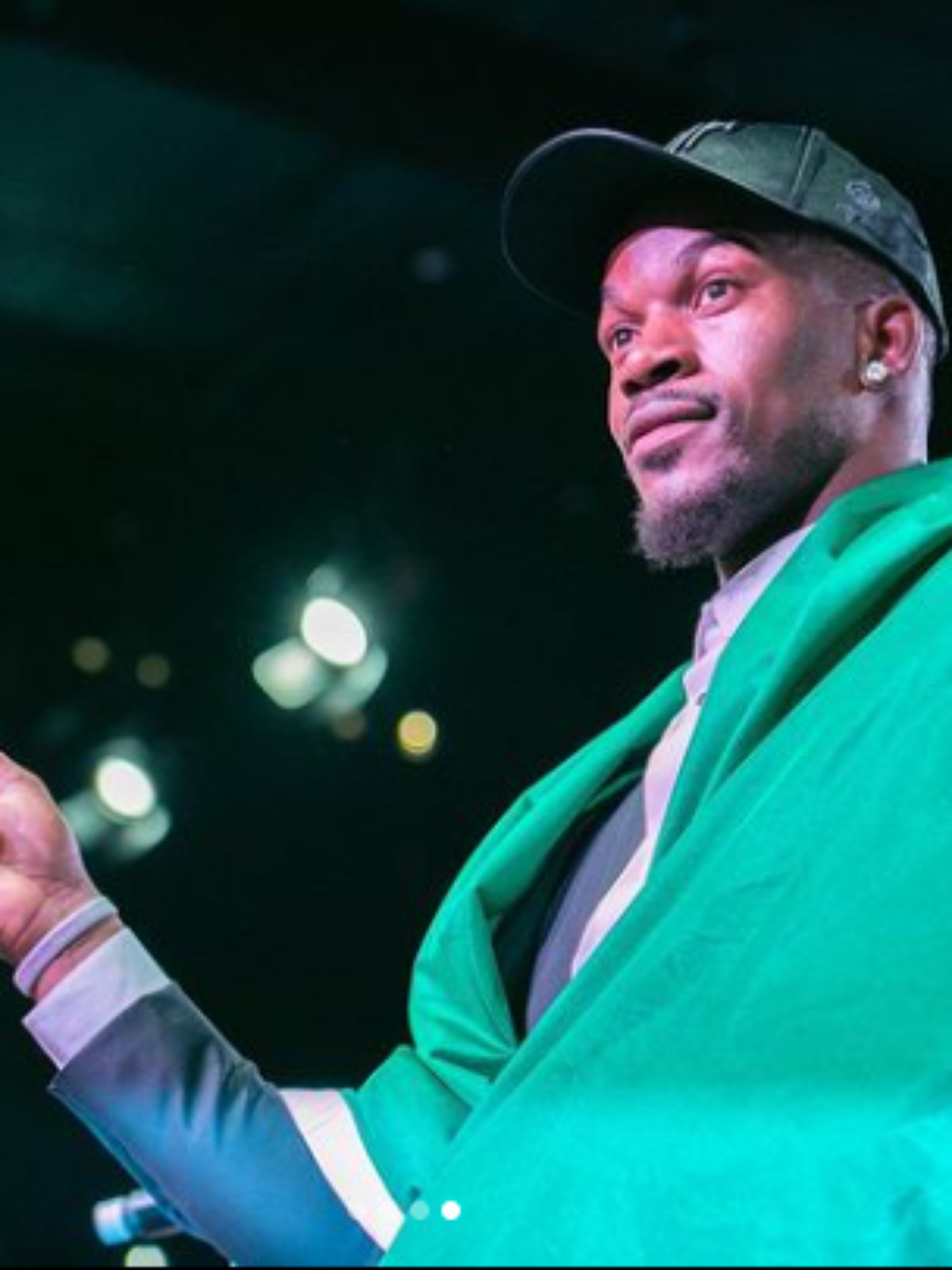 Astro da NBA surpreende e serve prato brasileiríssimo em jantar de aniversário