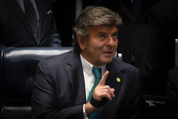 Alvo de Gilmar, Fux pede à PF acesso integral a celular de Vorcaro - destaque galeria