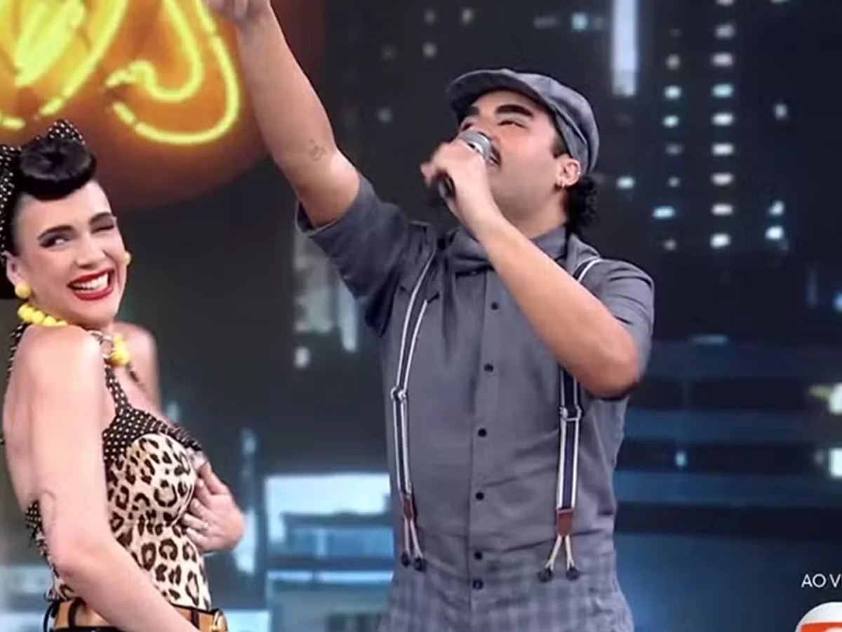 Professora do Dança dos Famosos revela gravidez ao vivo e surpreende