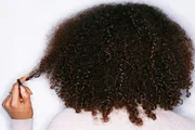 Cabelo áspero e difícil de cuidar? Médicas explicam o que é scab hair