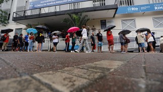 Eleitores no Centro Municipal Rinaldo De Lamare, em São Conrado — Foto: Marcia Foletto / Agência O Globo