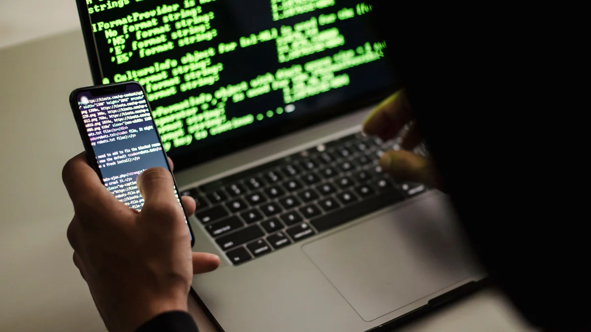 Imagem da matéria: Hackers escondem código que rouba cartão e CPF de quem compra em lojas de moda no Brasil
