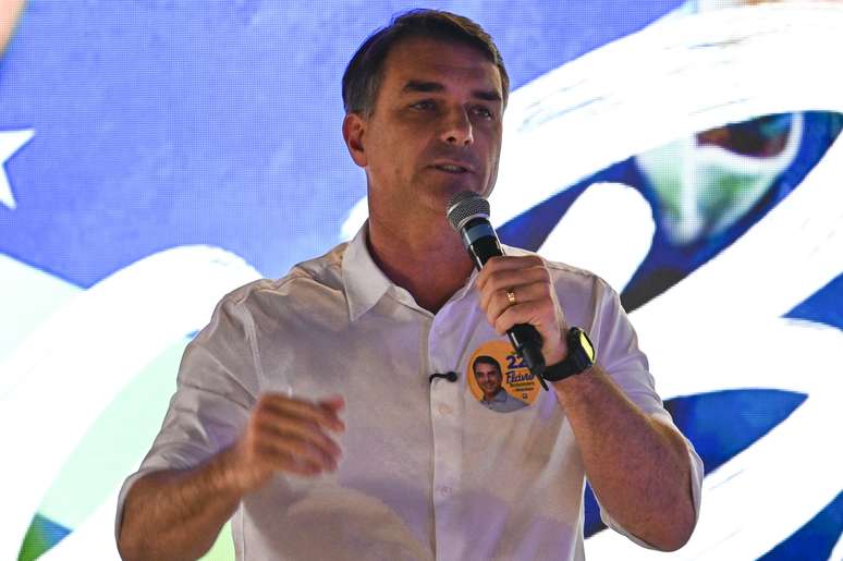 Propaganda eleitoral de Flávio na TV é transmitida sem som