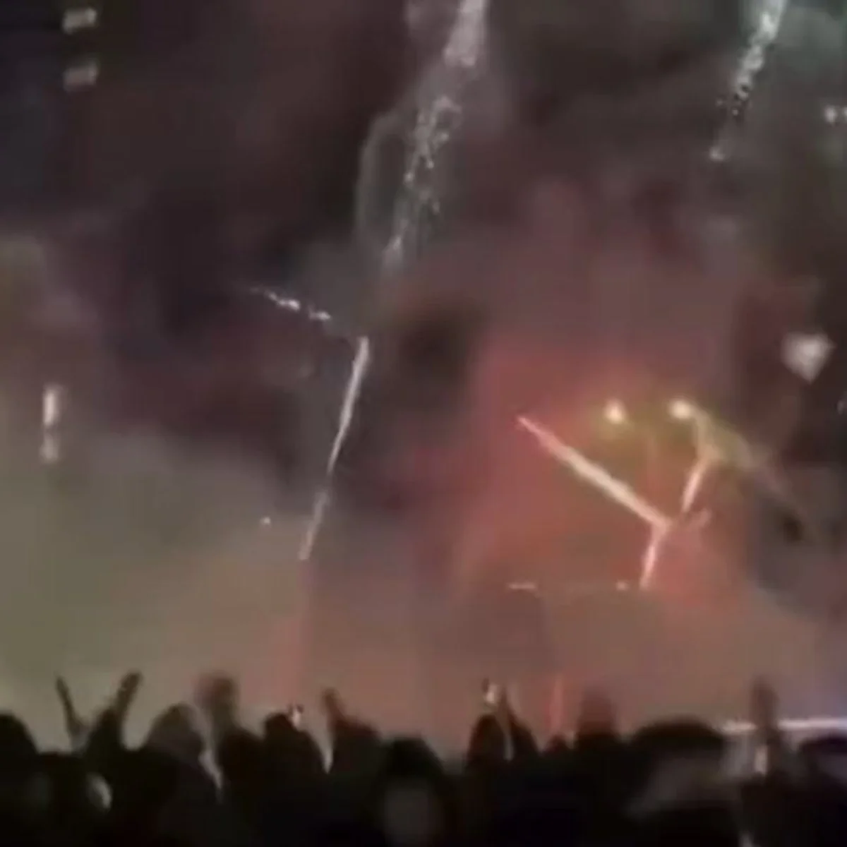 Torcida do Galatasaray solta fogos em hotel do Barcelona de madrugada