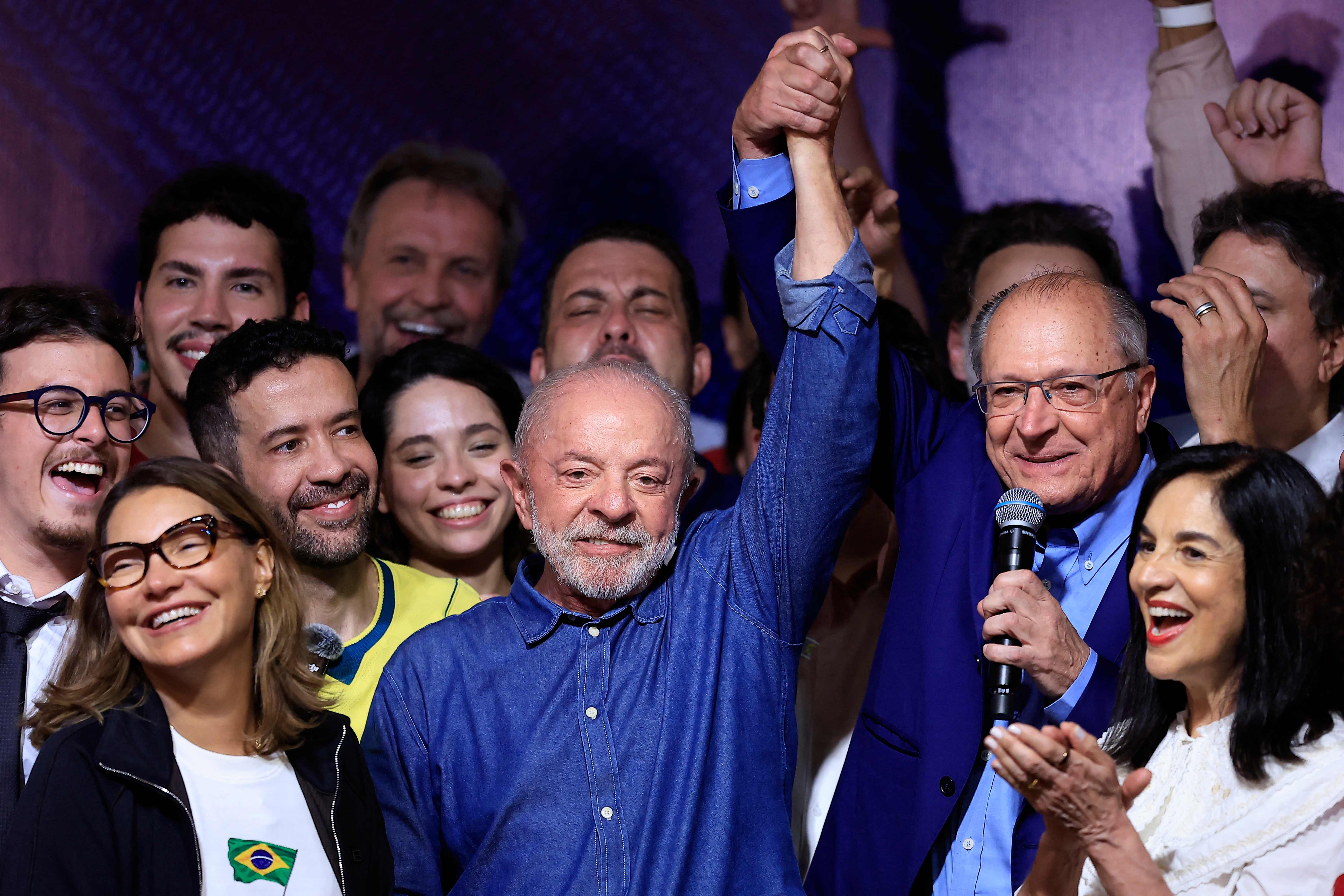 Lula virou em uma a cada quatro das 'cidades-pêndulo' que haviam optado por Flávio no primeiro turno