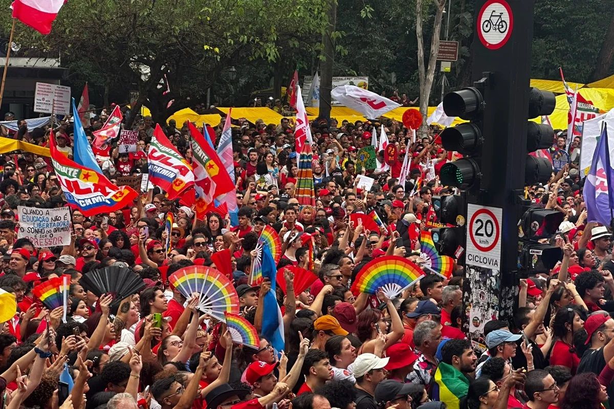 PM fecha estações de Metrô na Av. Paulista durante dispersão de ato de Lula