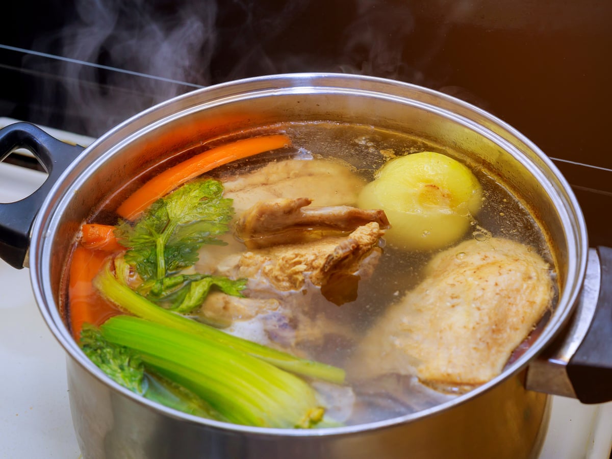 O segredo para um caldo de frango sem nuvens