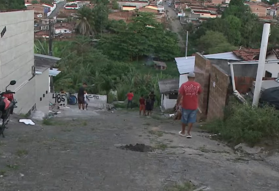 Caminhão da Cagepa tomba e atinge carro, moto e muro de residência em Cruz das Armas
