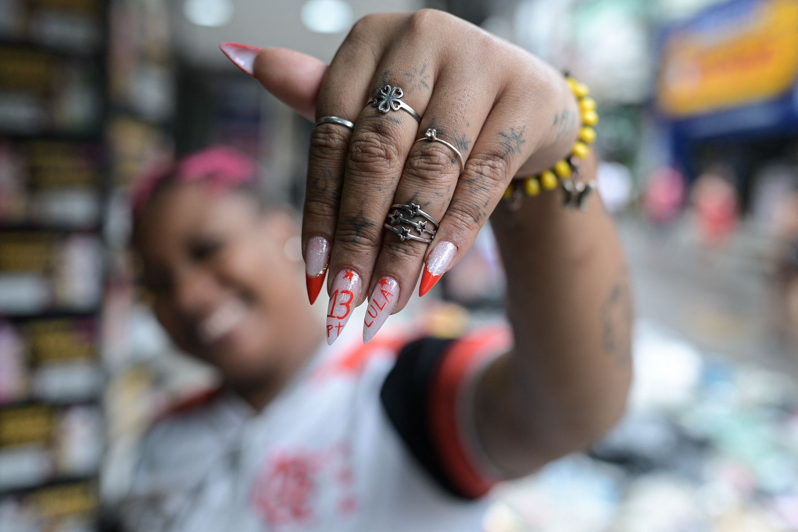Eleitora decora unhas em apoio à reeleição do presidente Lula (PT) — Foto: Tercio Teixeira/AFP
