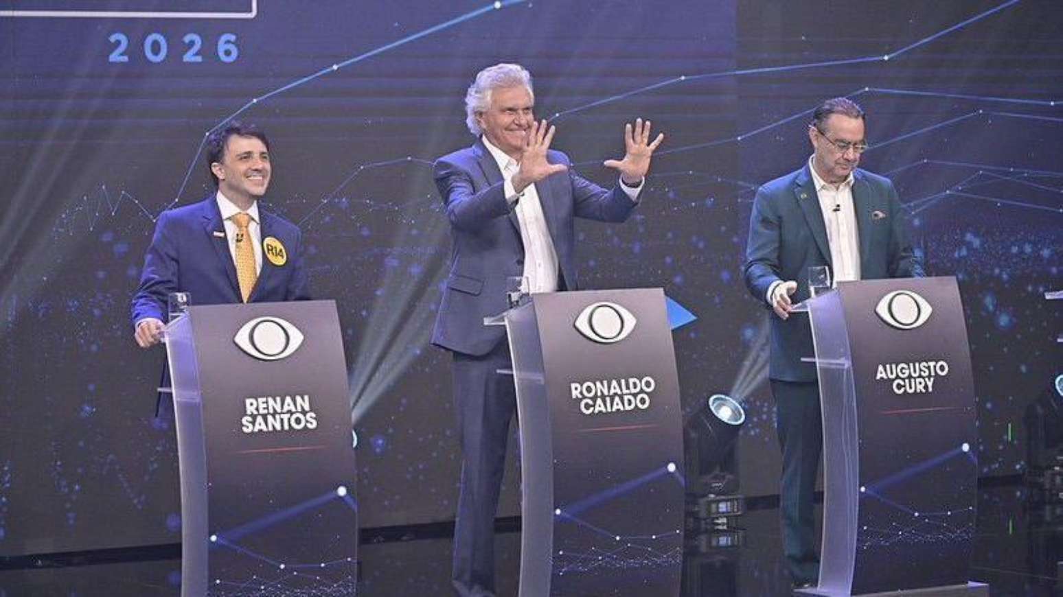 Renan Santos (Miss&atilde;o), Ronaldo Caiado (PSD) e Augusto Cury (Avante) em p&uacute;lpitos durante debate na Band em 23 de agosto de 2026