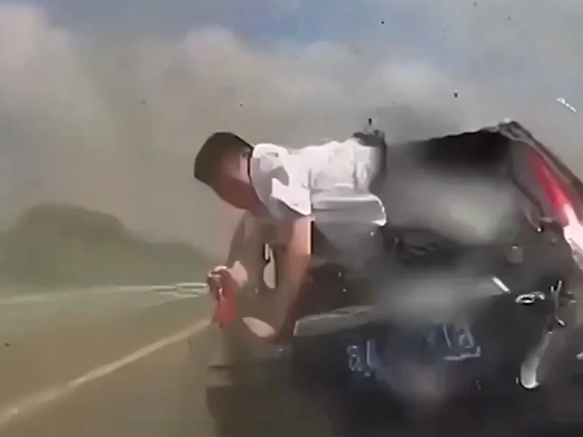 China: mãe e filho são arremessados de carro em acidente e sobrevivem; veja