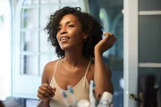 Cabelo áspero e difícil de cuidar? Médicas explicam o que é scab hair