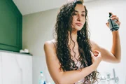 Cabelo áspero e difícil de cuidar? Médicas explicam o que é scab hair
