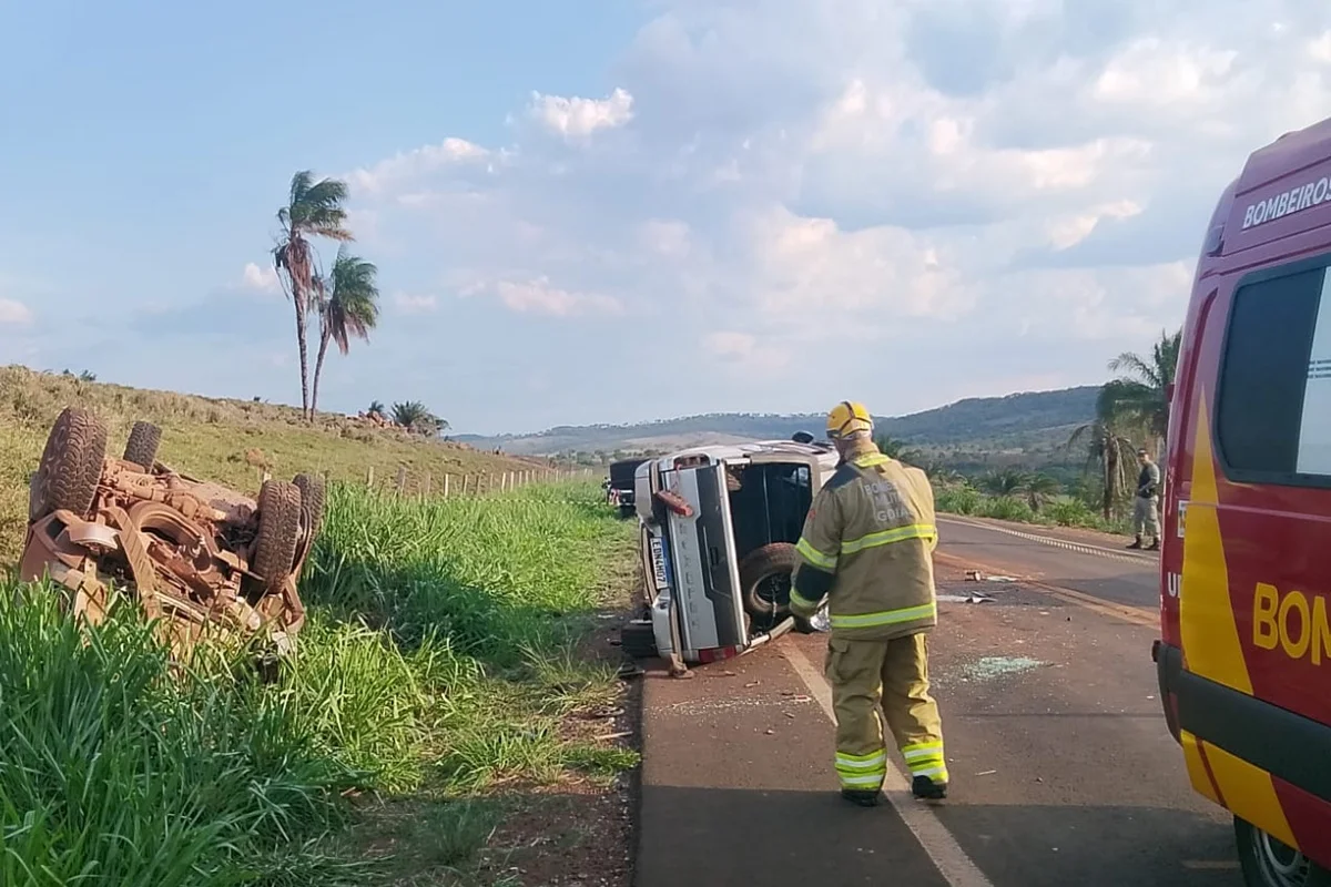 Imagem da matéria: Casal de idosos morre em acidente entre duas caminhonetes em Goiás