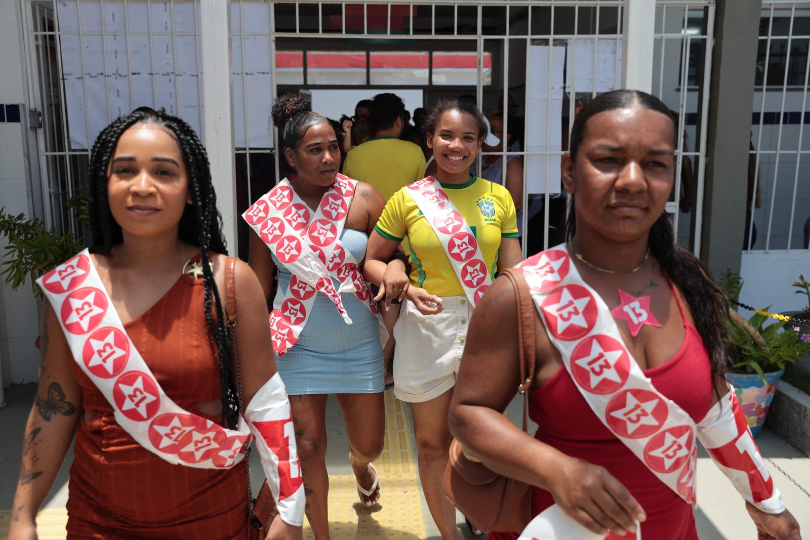Eleitoras comparecem às urnas com faixas em apoio a reeleição de Lula (PT) — Foto: Antonello Veneri/AFP