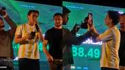 Nikolas Ferreira faz videochamada com Michelle Bolsonaro durante comemora&ccedil;&atilde;o em MG