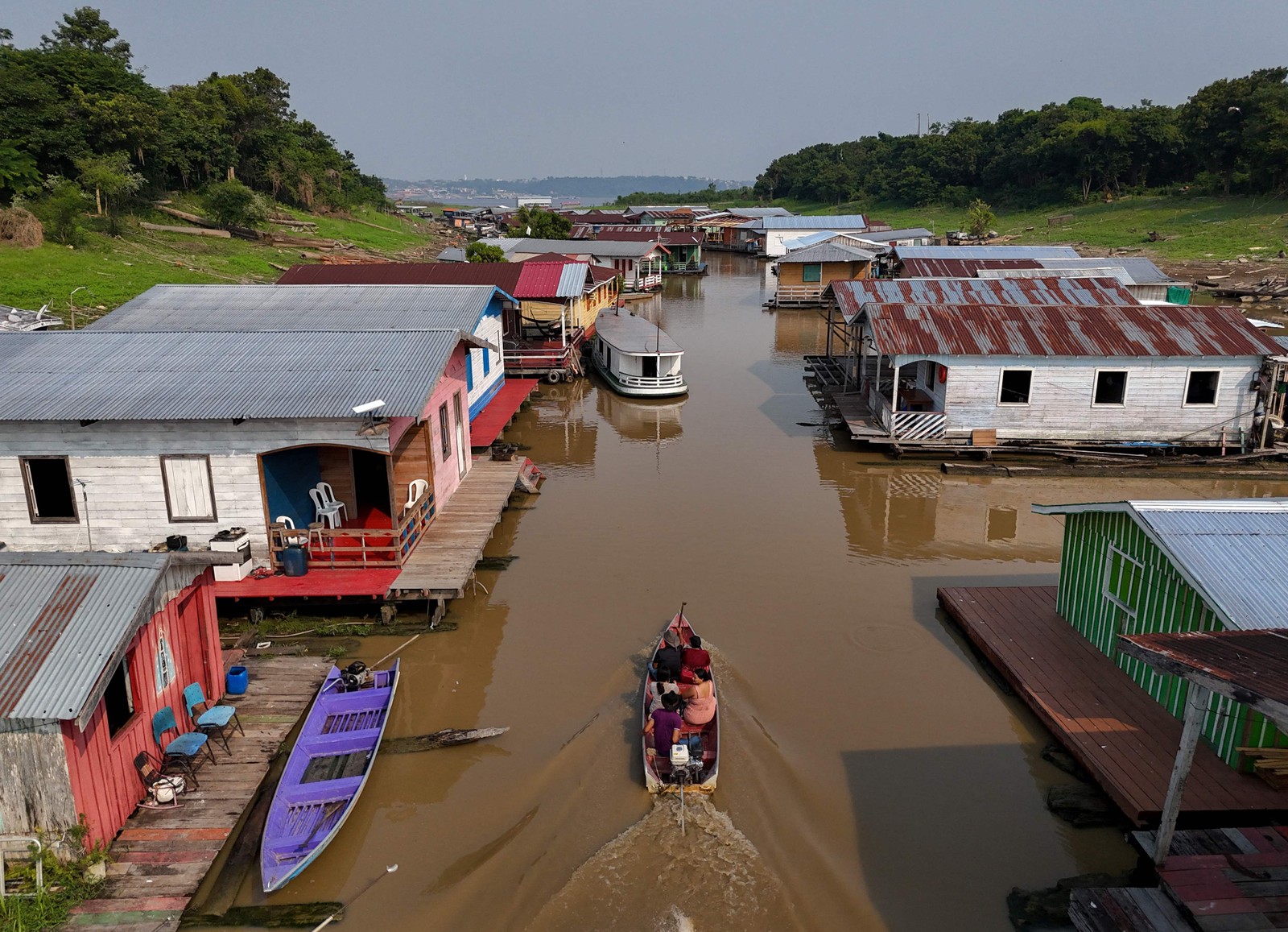 Eleitores se deslocando de barco até um local de votação na comunidade de Lago do Catalão, em Iranduba, no Amazonas, para votar durante o segundo turno das eleições presidenciais. — Foto: Michael Dantas/AFP