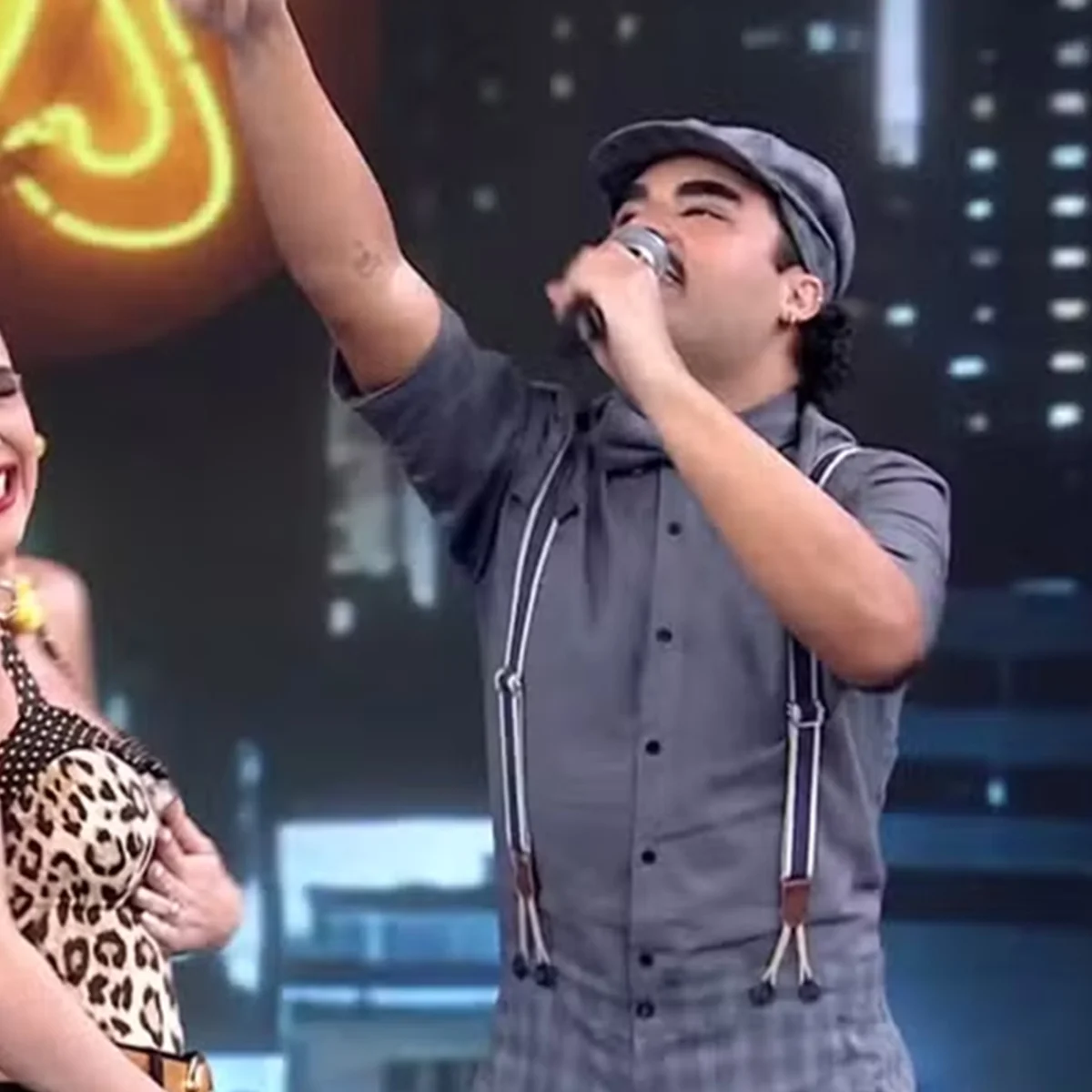 Professora do Dança dos Famosos revela gravidez ao vivo e surpreende