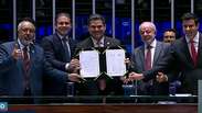 Com presen&ccedil;a de Lula, Congresso promulga fim da escala 6x1; veja o momento
