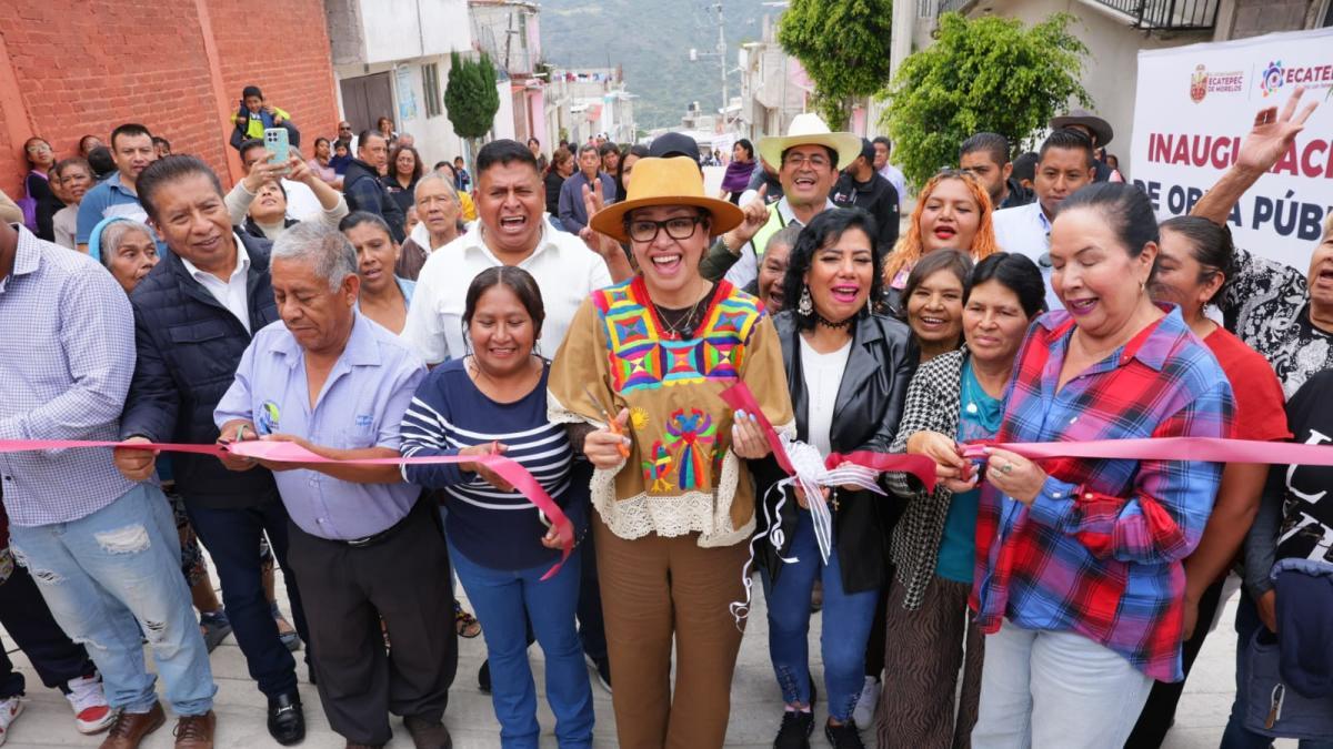 Mulheres pavimentam uma rua esquecida há 28 anos em Ecatepec por meio de um programa comunitário