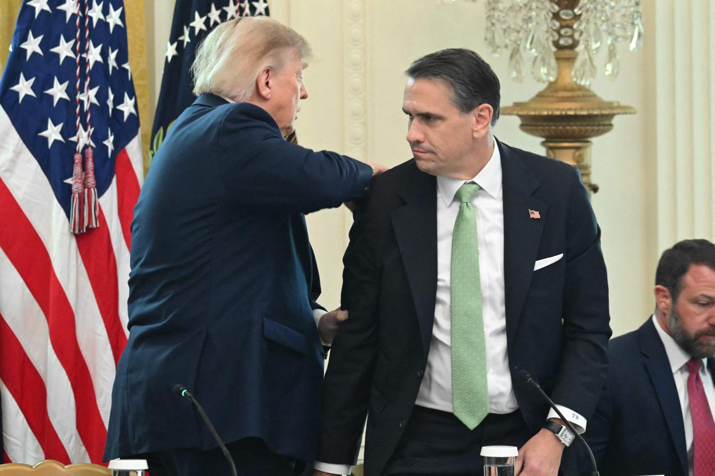 Democratas pedem procurador especial para investigar os laços de Trump com Epstein