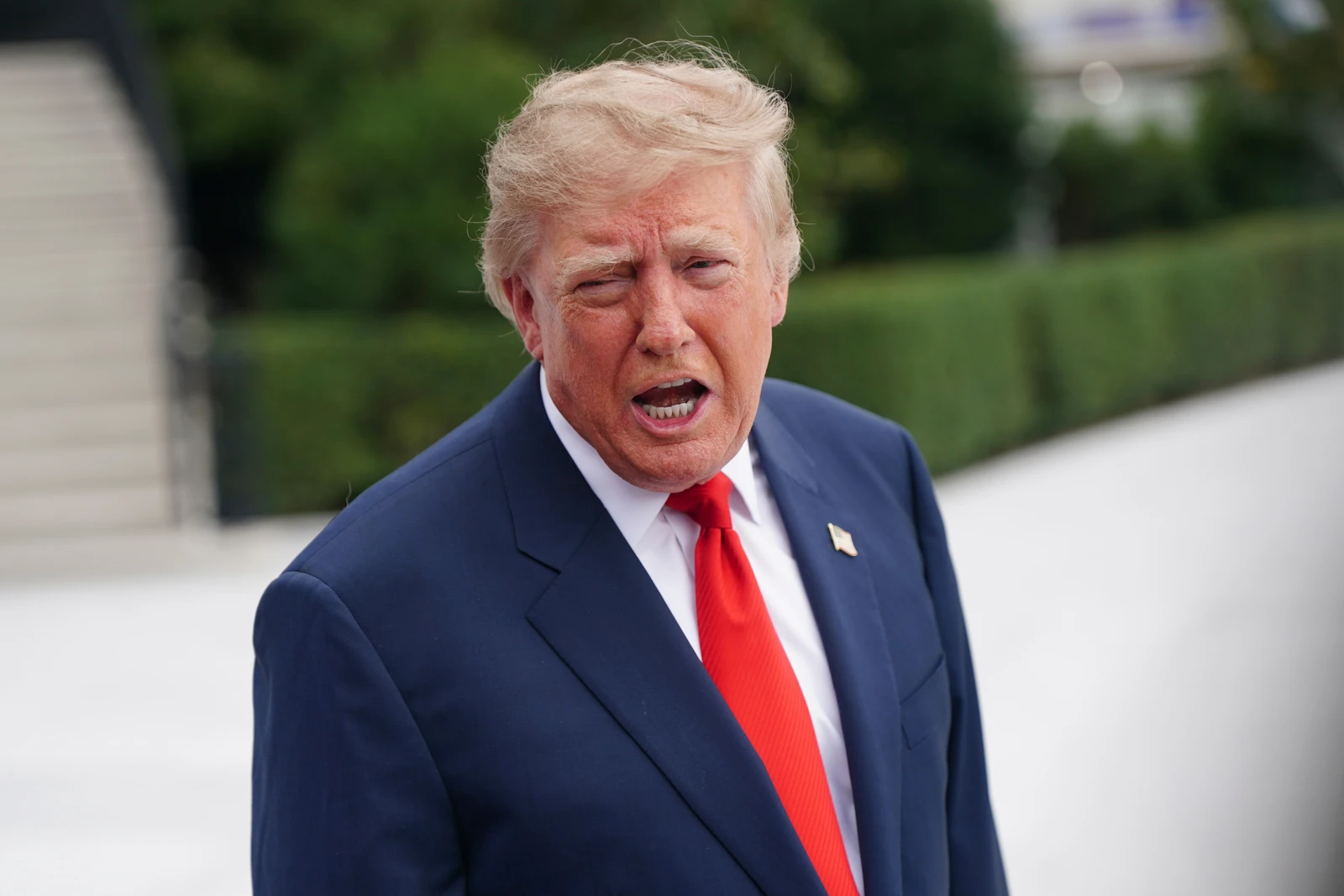 Trump 'observando' ataques aéreos contra os hutis após os ataques ao aeroporto de Riade